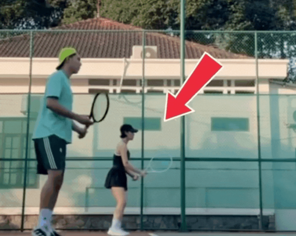 Miu Lê diện váy ngắn khoe body cực cháy tập tennis,"flex" vợt do "chồng yêu" tặng, bạn trai thiếu gia phản ứng gây chú ý- Ảnh 2.