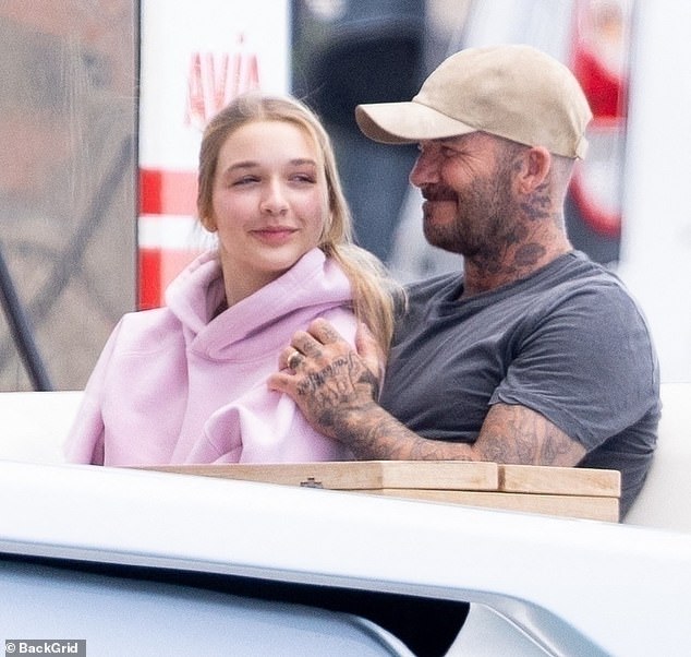 Paparazzi tóm trọn cảnh David Beckham âu yếm con gái út Harper trên du thuyền xa hoa, nhan sắc tiểu thư 14 tuổi gây sốt- Ảnh 4.
