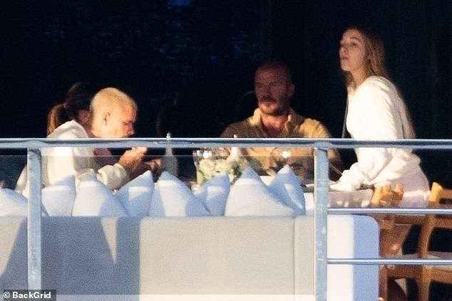 Paparazzi tóm trọn cảnh David Beckham âu yếm con gái út Harper trên du thuyền xa hoa, nhan sắc tiểu thư 14 tuổi gây sốt- Ảnh 6.