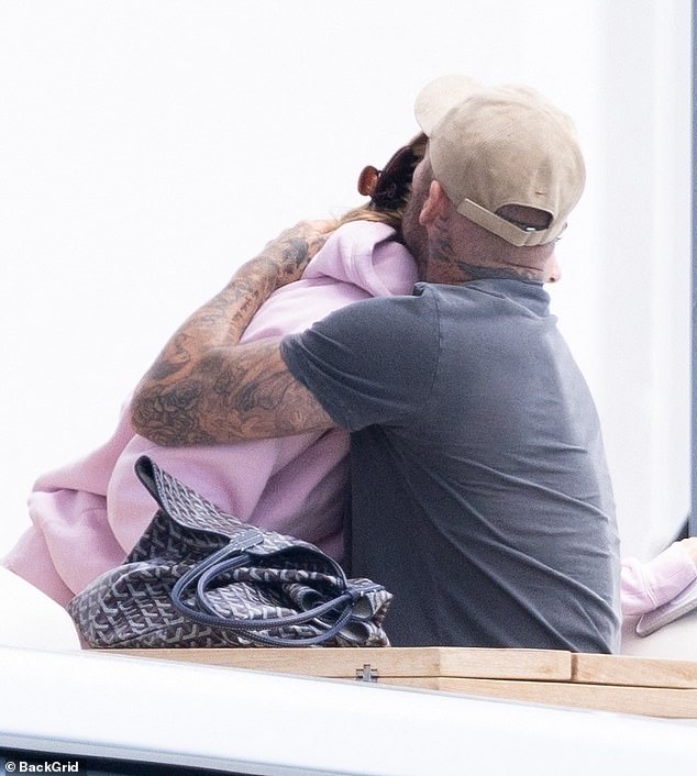 Paparazzi tóm trọn cảnh David Beckham âu yếm con gái út Harper trên du thuyền xa hoa, nhan sắc tiểu thư 14 tuổi gây sốt- Ảnh 1.