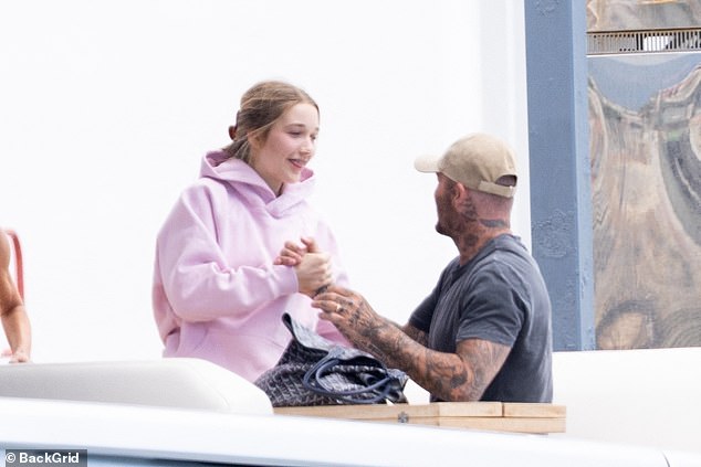 Paparazzi tóm trọn cảnh David Beckham âu yếm con gái út Harper trên du thuyền xa hoa, nhan sắc tiểu thư 14 tuổi gây sốt- Ảnh 3.