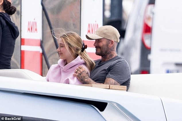 Paparazzi tóm trọn cảnh David Beckham âu yếm con gái út Harper trên du thuyền xa hoa, nhan sắc tiểu thư 14 tuổi gây sốt- Ảnh 2.