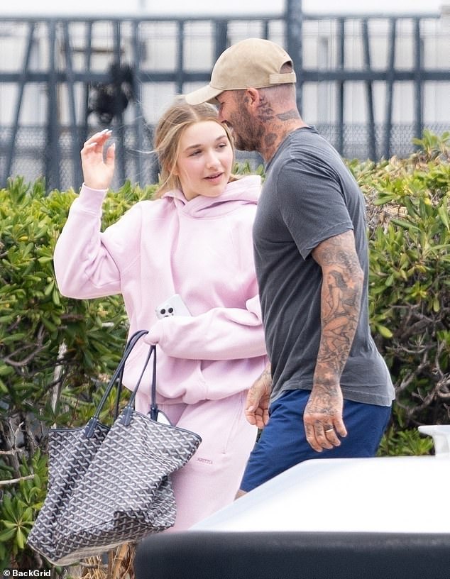Paparazzi tóm trọn cảnh David Beckham âu yếm con gái út Harper trên du thuyền xa hoa, nhan sắc tiểu thư 14 tuổi gây sốt- Ảnh 5.