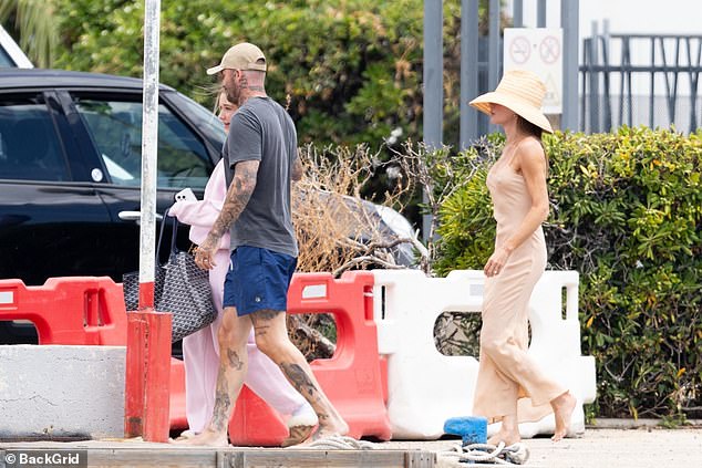 Paparazzi tóm trọn cảnh David Beckham âu yếm con gái út Harper trên du thuyền xa hoa, nhan sắc tiểu thư 14 tuổi gây sốt- Ảnh 7.