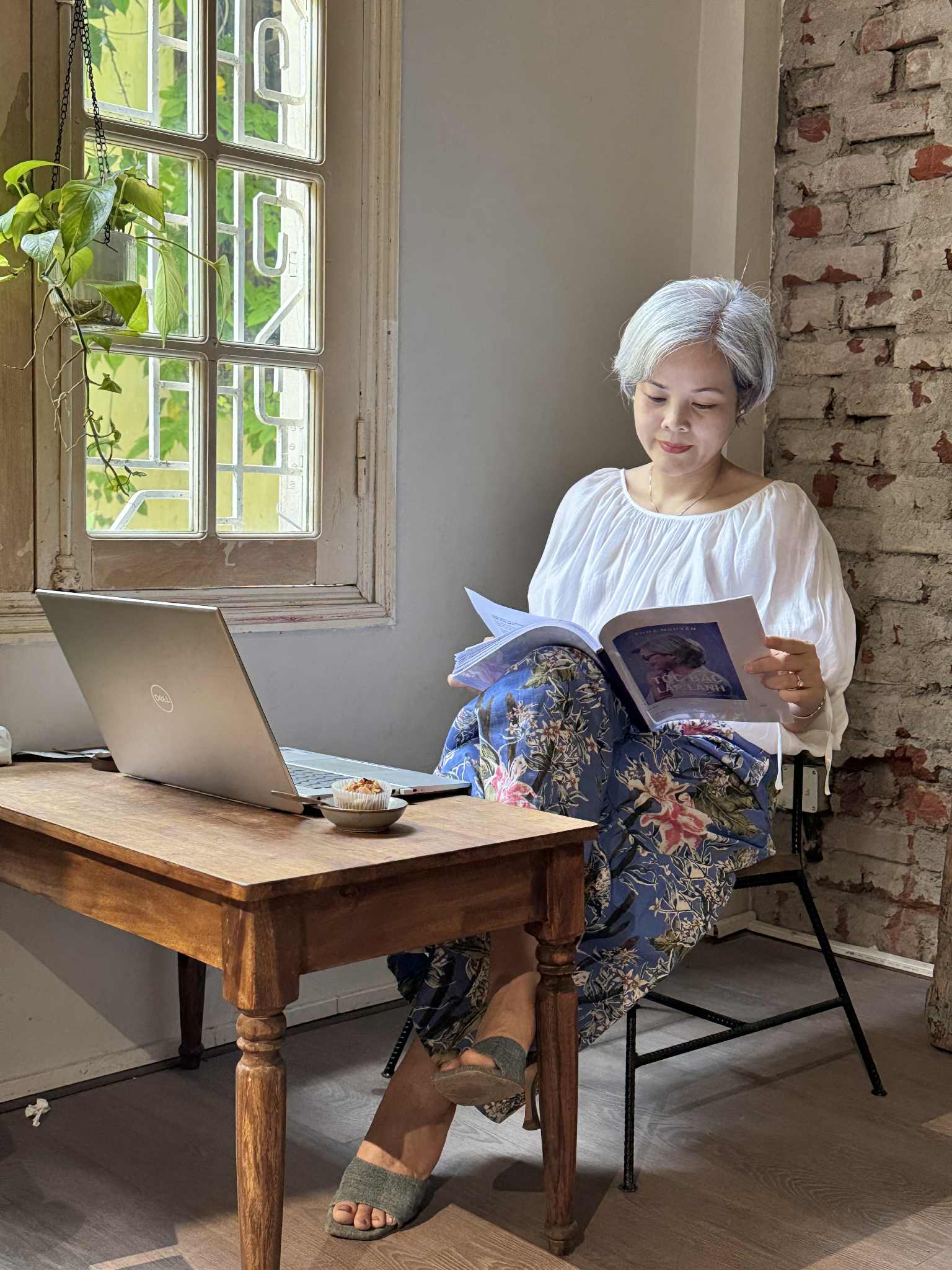 U50 trải lòng về mái tóc bạc tự nhiên: 5 mẹo dùng dầu gội tím và dưỡng ẩm giúp tóc bạc khỏe, sáng màu- Ảnh 2.