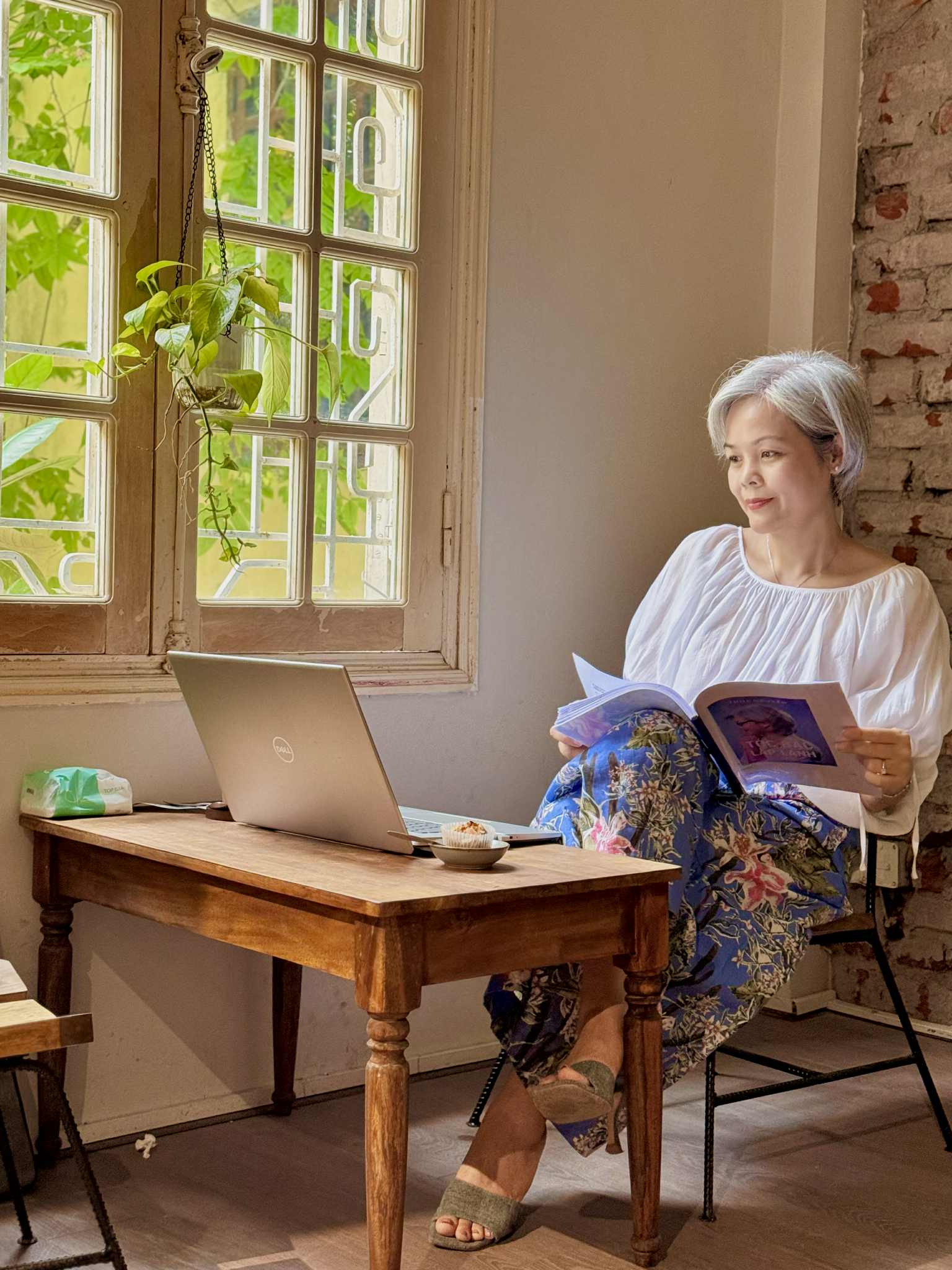 U50 trải lòng về mái tóc bạc tự nhiên: 5 mẹo dùng dầu gội tím và dưỡng ẩm giúp tóc bạc khỏe, sáng màu- Ảnh 3.