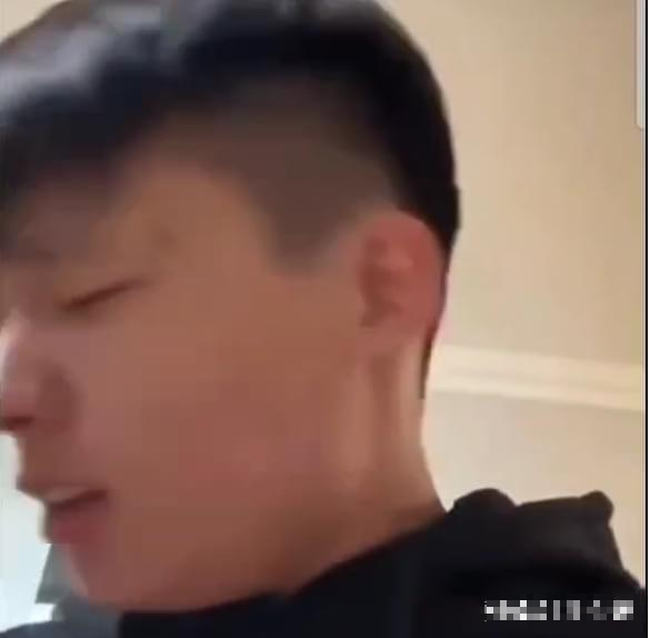 Từ sốc nặng đến thất vọng tràn trề, 4 triệu follow "há hốc" trước màn livestream làm chuyện cấm tập thể của hot streamer- Ảnh 1.