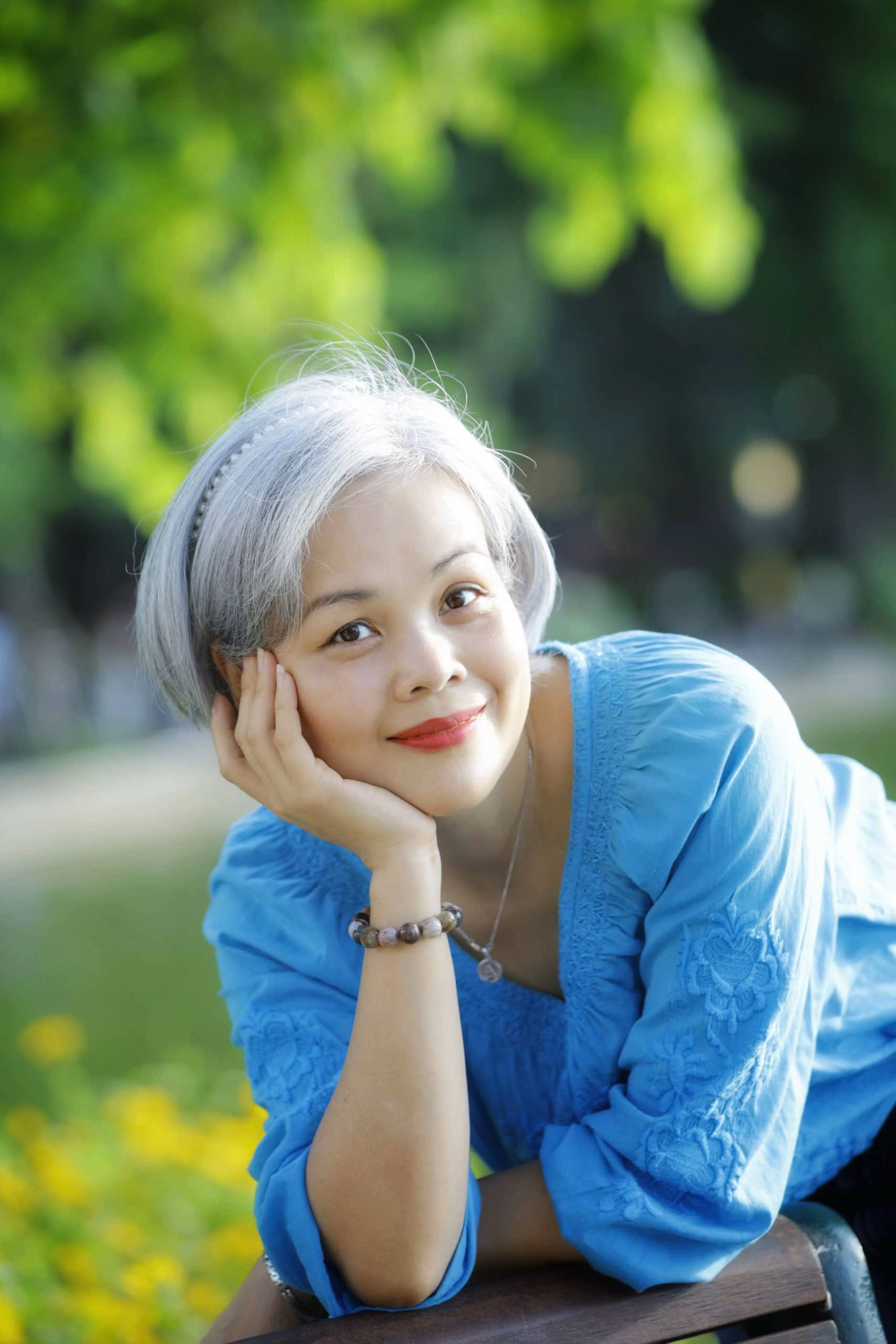 U50 trải lòng về mái tóc bạc tự nhiên: 5 mẹo dùng dầu gội tím và dưỡng ẩm giúp tóc bạc khỏe, sáng màu- Ảnh 1.