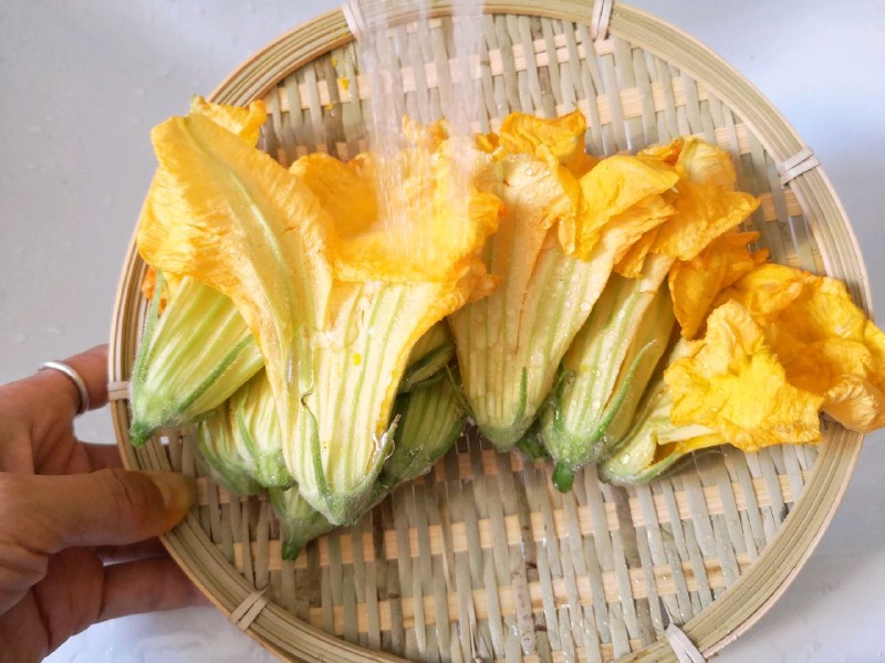 Nếu thấy nhà ai có loại rau này, xin ngay một nắm hoa về làm món ăn giòn ngon lại giúp phòng ngừa ung thư- Ảnh 5.
