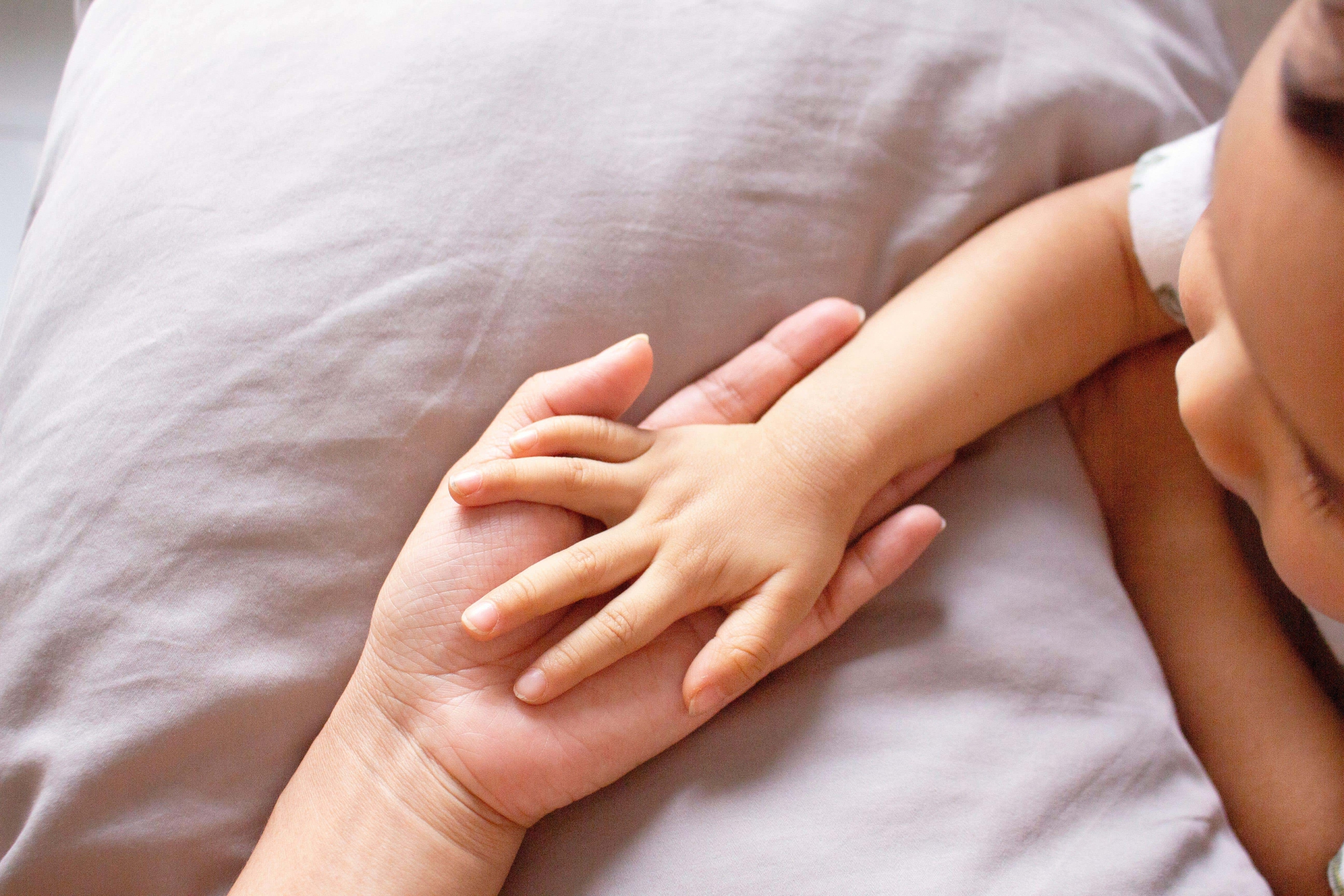 Đừng trang điểm cho con bạn: Ẩn họa đằng sau lớp son phấn tưởng "vô hại" là những thứ cha mẹ không ngờ được- Ảnh 2.