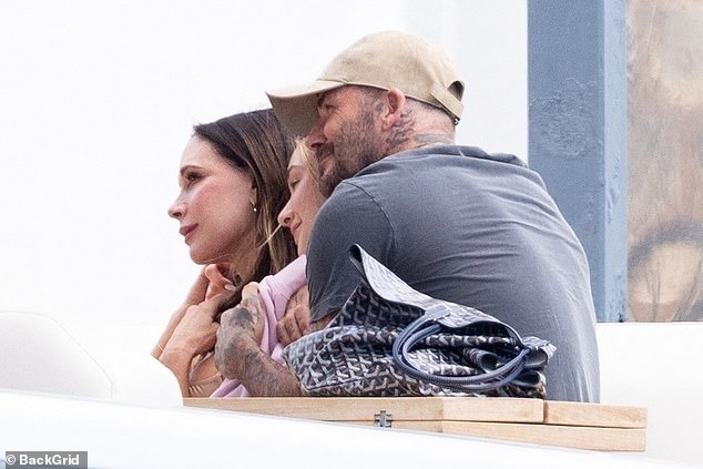 Tranh cãi: David Beckham thân mật quá mức với con gái Harper 14 tuổi, Victoria mặc váy bó không nội y trước mặt các con?- Ảnh 6.