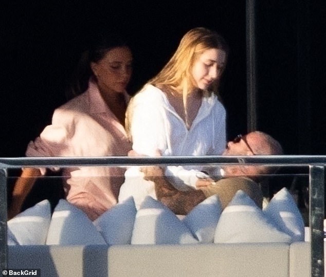 Tranh cãi: David Beckham thân mật quá mức với con gái Harper 14 tuổi, Victoria mặc váy bó không nội y trước mặt các con?- Ảnh 2.