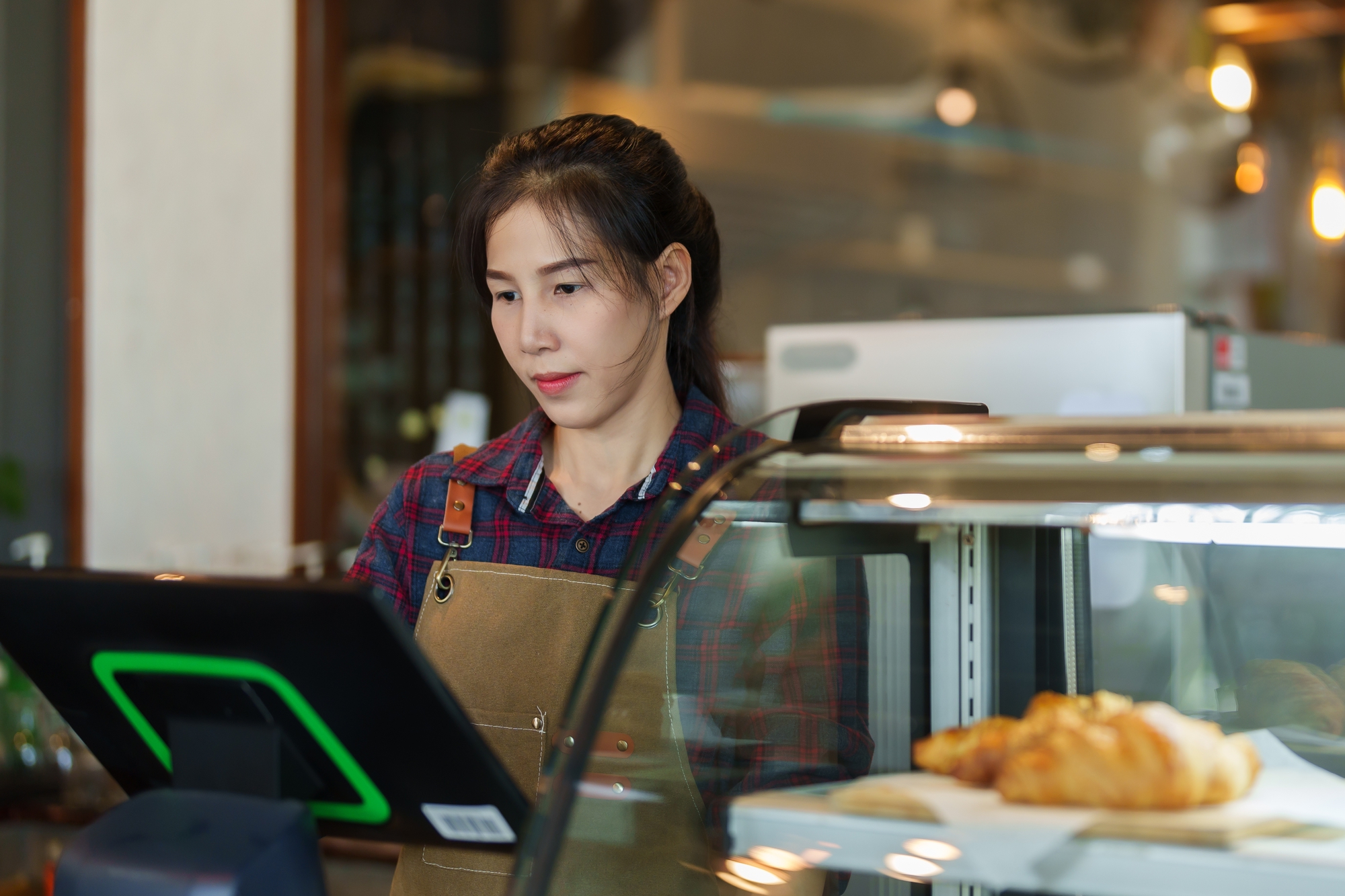 Chuyển mình để thích nghi: Tiểu thương trước áp lực mới, cần giải pháp mới- Ảnh 1.