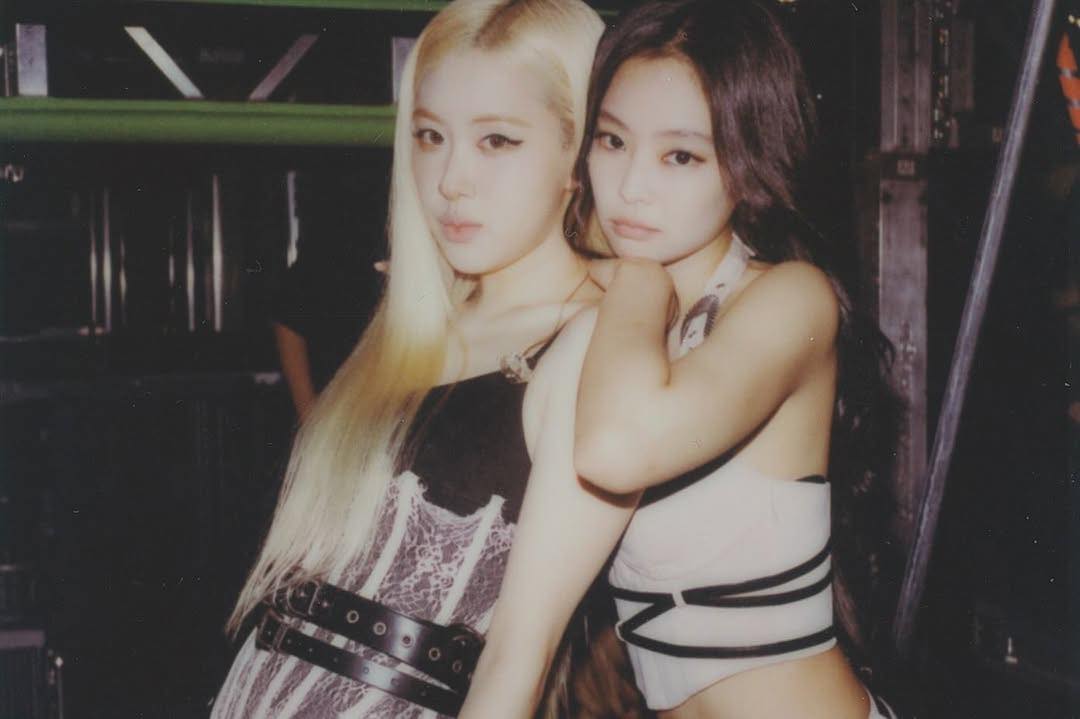 Jennie (BLACKPINK) lại làm cái gì với Rosé thế này, fan nổi điên quả không sai?- Ảnh 2.