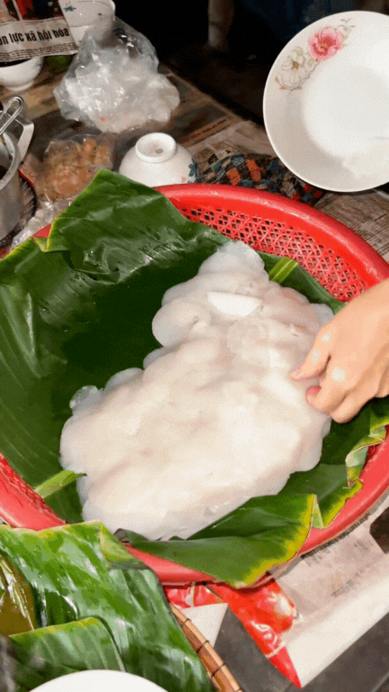 Quán bánh ướt 35 năm tuổi bên ngoài nhìn xập xệ nhưng lại ngon và rẻ không đâu bằng, đi Huế mấy lần mới biết- Ảnh 21.