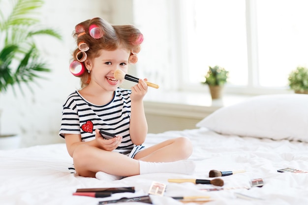 Đừng trang điểm cho con bạn: Ẩn họa đằng sau lớp son phấn tưởng "vô hại" là những thứ cha mẹ không ngờ được- Ảnh 1.