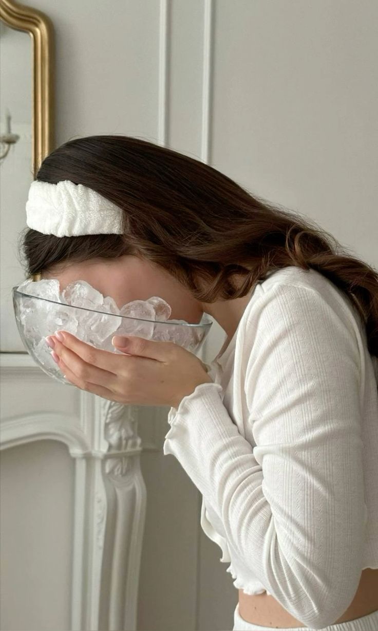 Làm đẹp bằng nước đá: Đúng là giúp săn chắc da, nhưng bác sĩ chỉ ra 1 lỗi sai có thể khiến da tổn thương- Ảnh 2.
