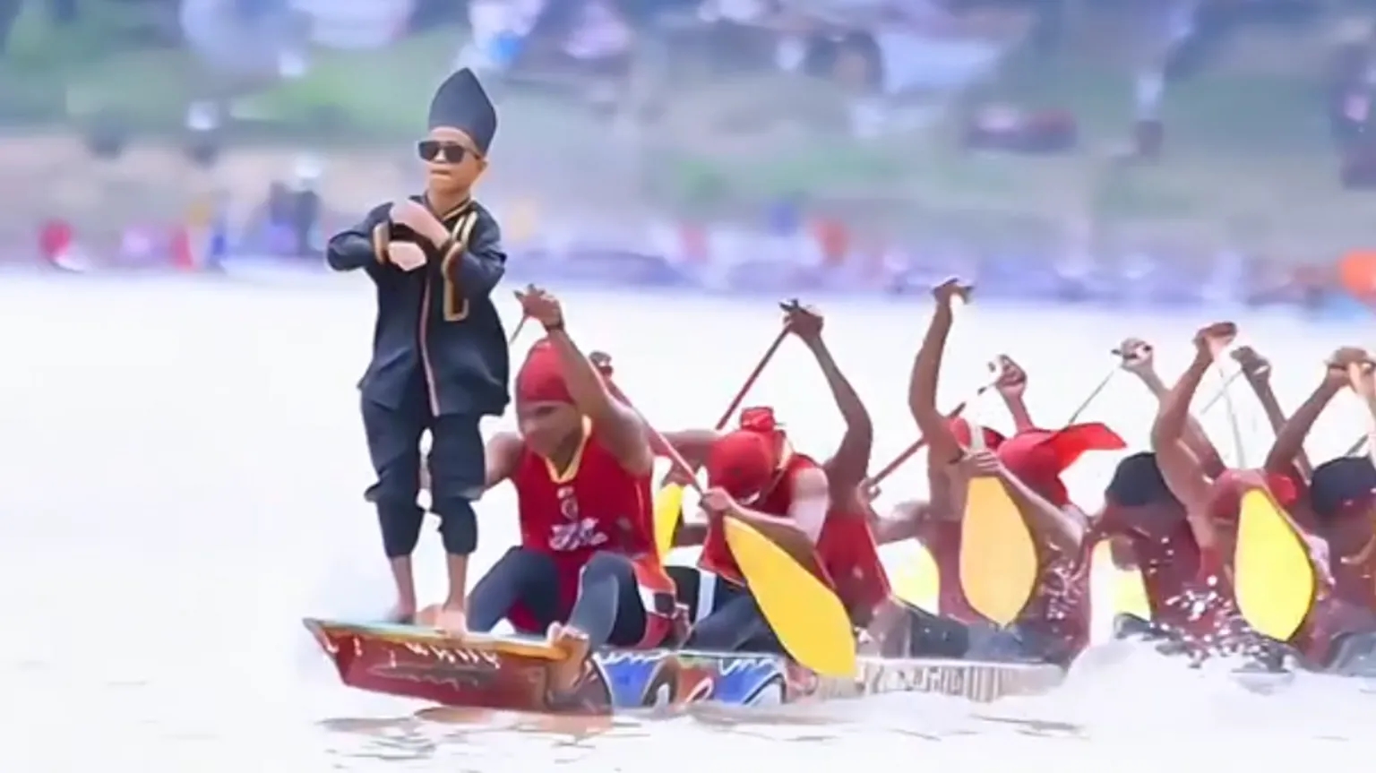 Cậu bé 11 tuổi trở thành đại sứ du lịch sau clip viral toàn cầu, được nhận học bổng và "lên TV" cùng mẹ- Ảnh 2.