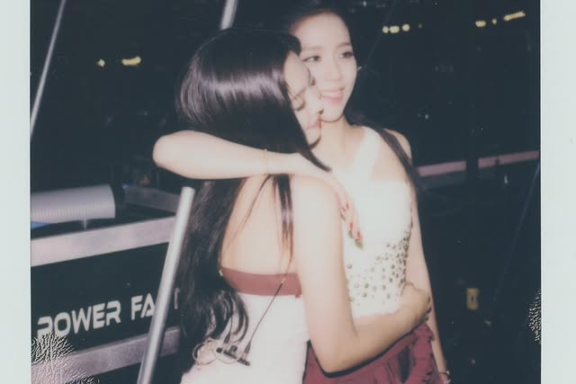 Jennie (BLACKPINK) lại làm cái gì với Rosé thế này, fan nổi điên quả không sai?- Ảnh 4.