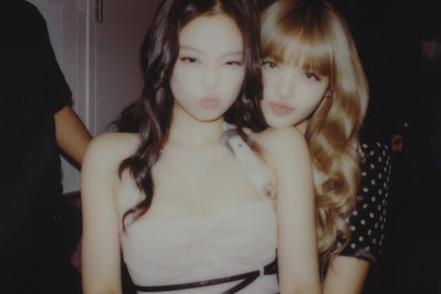 Jennie (BLACKPINK) lại làm cái gì với Rosé thế này, fan nổi điên quả không sai?- Ảnh 3.