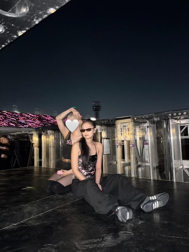 Jennie (BLACKPINK) lại làm cái gì với Rosé thế này, fan nổi điên quả không sai?- Ảnh 1.
