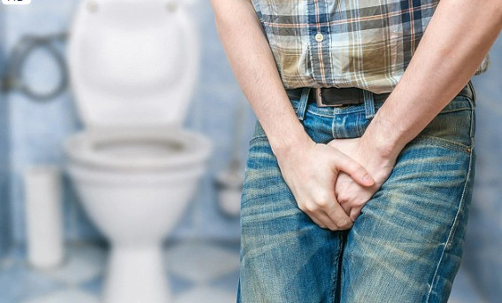 Người đàn ông tiểu ra giòi hốt hoảng cầu cứu, bác sĩ nhìn xuống chiếc quần lót hiểu ngay tại sao- Ảnh 2.