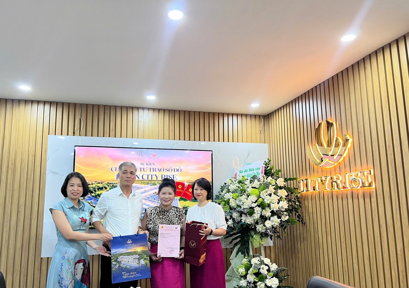 Chủ đầu tư Bắc Thăng Long - Thành Đồng bàn giao sổ đỏ cho cư dân City Rise- Ảnh 2.