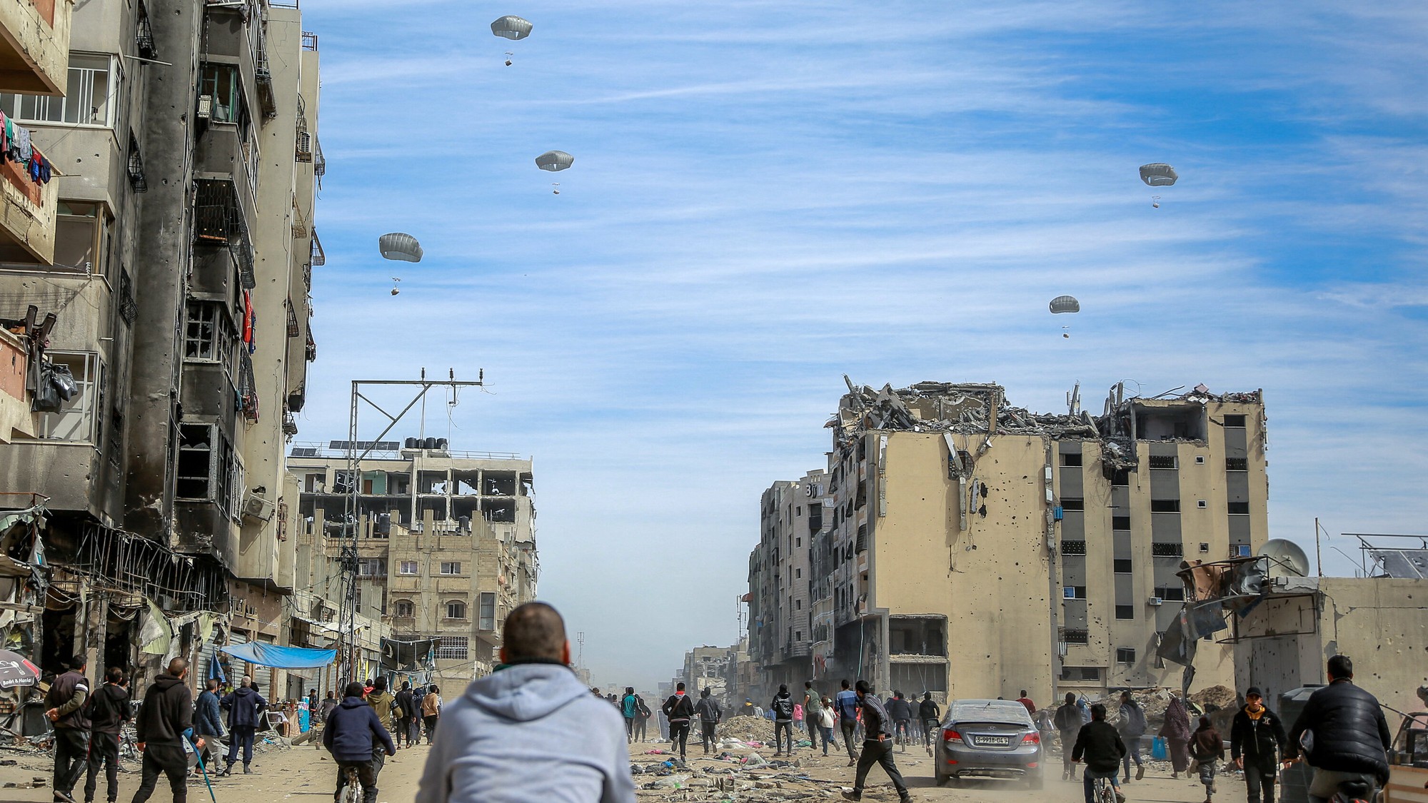 Cảnh tượng tuyệt vọng tại Gaza: Biển người đứng lên nhau giành giật từng chút lương thực từ xe cứu trợ- Ảnh 4.
