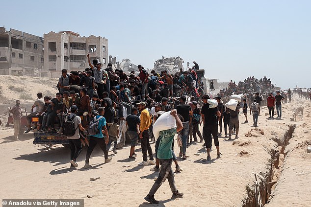 Cảnh tượng tuyệt vọng tại Gaza: Biển người đứng lên nhau giành giật từng chút lương thực từ xe cứu trợ- Ảnh 3.