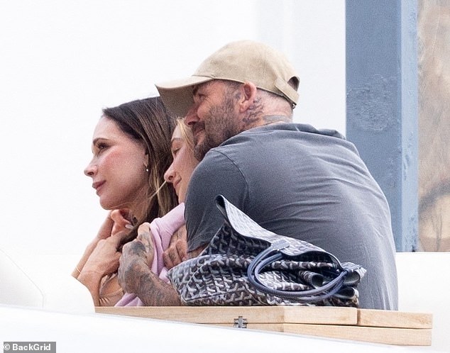 Vợ chồng con cả nhà Beckham ngồi siêu du thuyền 2.900 tỷ của nhà ngoại, "chặt đẹp" bố mẹ - David và Victoria- Ảnh 4.