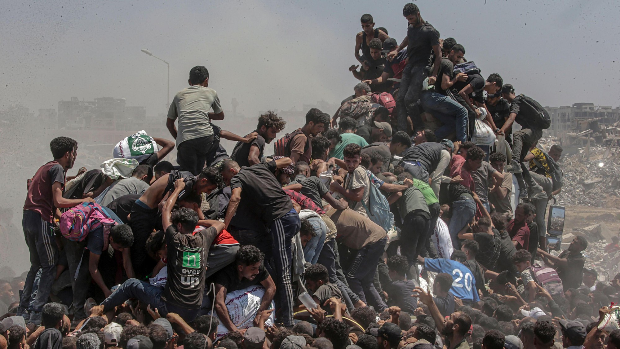 Cảnh tượng tuyệt vọng tại Gaza: Biển người đứng lên nhau giành giật từng chút lương thực từ xe cứu trợ- Ảnh 2.