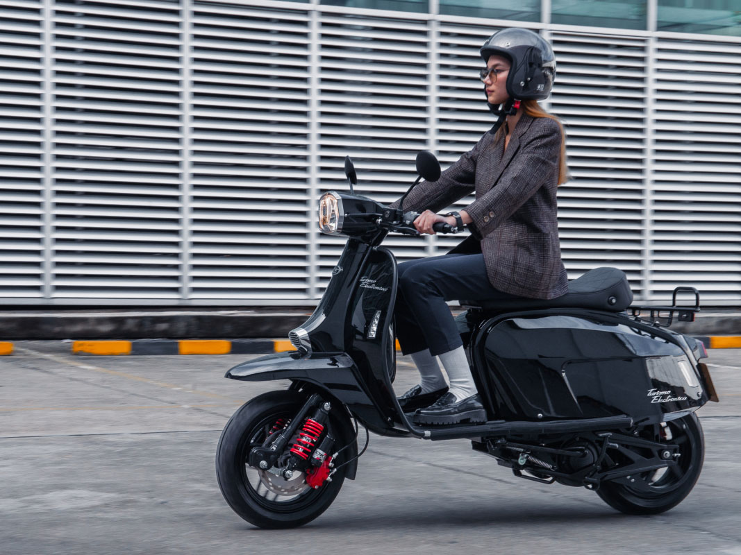 Vừa xuất hiện ở Việt Nam xe tay ga đến từ Anh quốc, kiểu dáng cực lạ mắt, bán chính hãng: Giá bao nhiêu?- Ảnh 1.