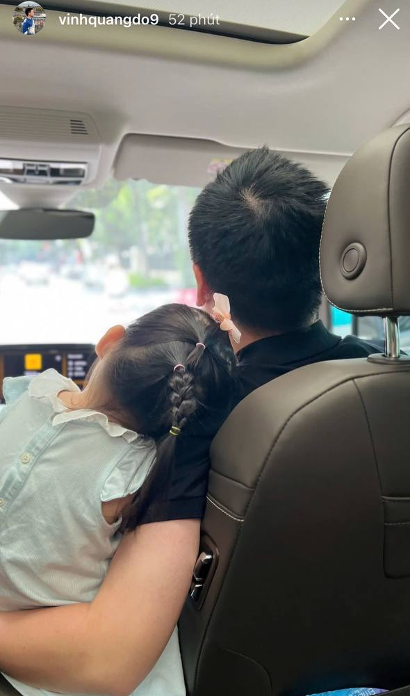 Ái nữ nhà Đỗ Mỹ Linh tựa vai Chủ tịch CLB Hà Nội tình cảm trên xế hộp bạc tỷ nhưng lại "phũ" với mẹ- Ảnh 2. Ái nữ nhà Đỗ Mỹ Linh tựa vai Chủ tịch CLB Hà Nội tình cảm trên xế hộp bạc tỷ nhưng lại "phũ" với mẹ- Ảnh 2.