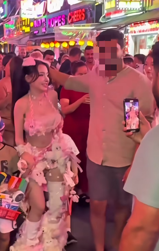 Ngân 98 biến thành búp bê xuống phố, khéo léo né fan nam sau những sự cố bị động chạm nhạy cảm- Ảnh 8. Ngân 98 biến thành búp bê xuống phố, khéo léo né fan nam sau những sự cố bị động chạm nhạy cảm- Ảnh 8.