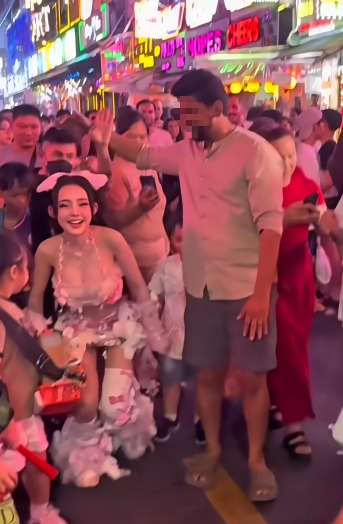 Ngân 98 biến thành búp bê xuống phố, khéo léo né fan nam sau những sự cố bị động chạm nhạy cảm- Ảnh 10. Ngân 98 biến thành búp bê xuống phố, khéo léo né fan nam sau những sự cố bị động chạm nhạy cảm- Ảnh 10.