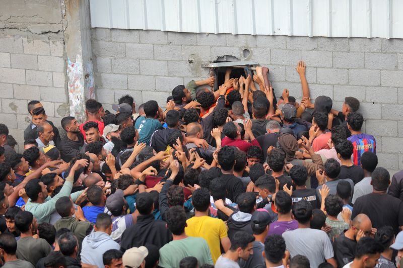 Cảnh tượng tuyệt vọng tại Gaza: Biển người đứng lên nhau giành giật từng chút lương thực từ xe cứu trợ- Ảnh 1.