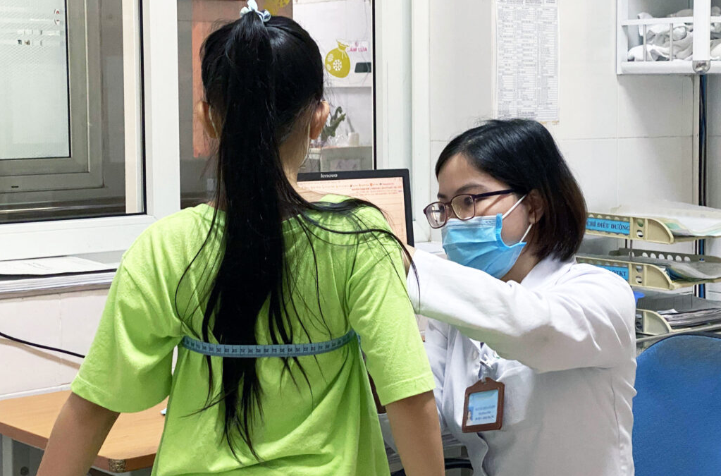 Hình ảnh minh họa một bé gái đang phát triển, tượng trưng cho trường hợp dậy thì sớm