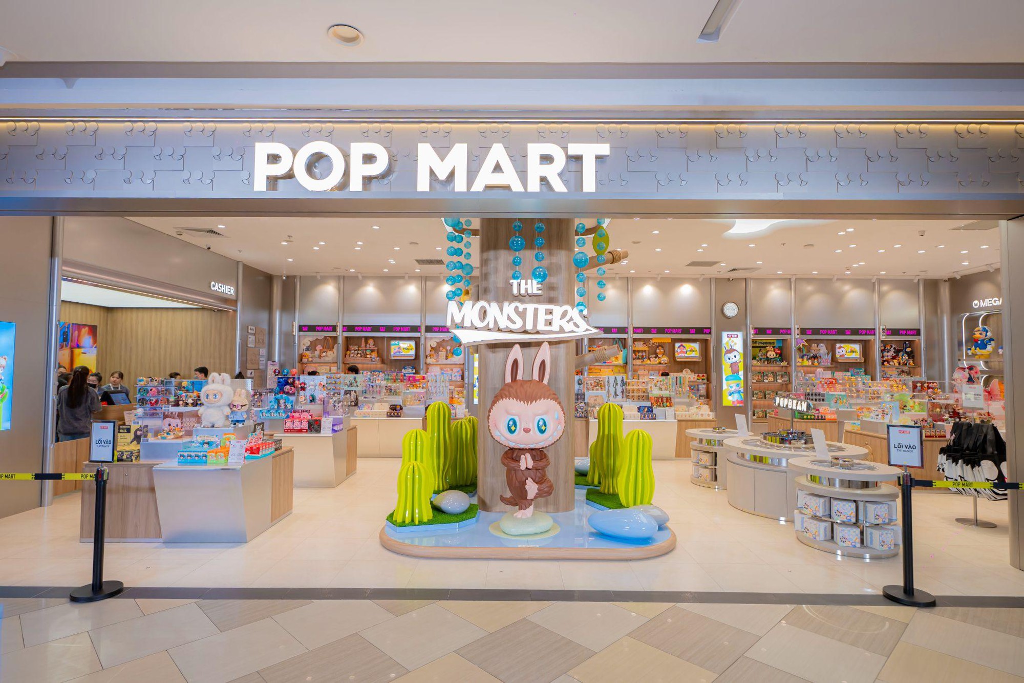 Fan Art Toy đổ bộ “nườm nượp” tại POP MART Vạn Hạnh Mall: LABUBU khổng lồ gây sốt, quà tặng phát ngợp trời!- Ảnh 1.
