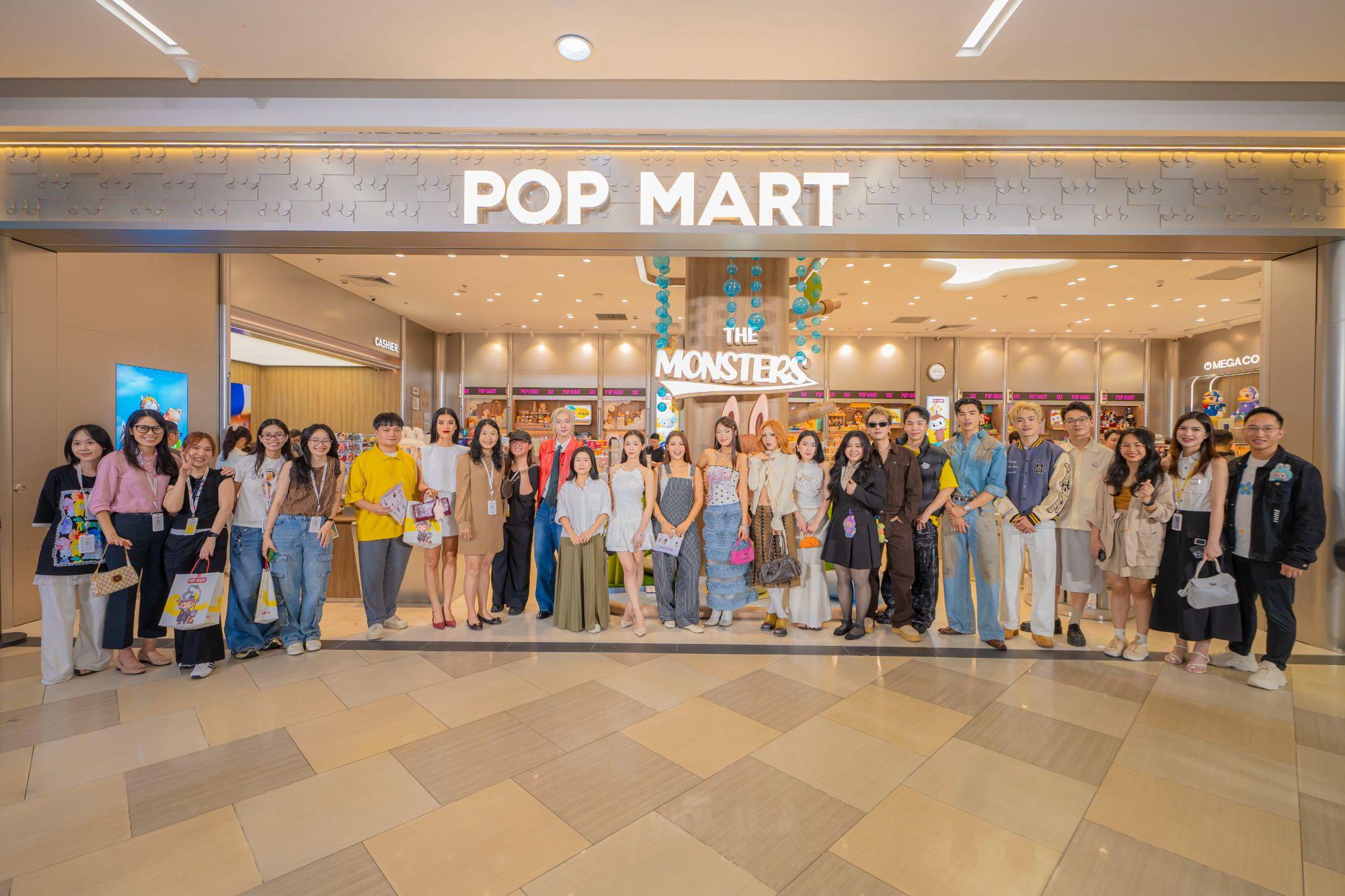 Fan Art Toy đổ bộ “nườm nượp” tại POP MART Vạn Hạnh Mall: LABUBU khổng lồ gây sốt, quà tặng phát ngợp trời!- Ảnh 3.