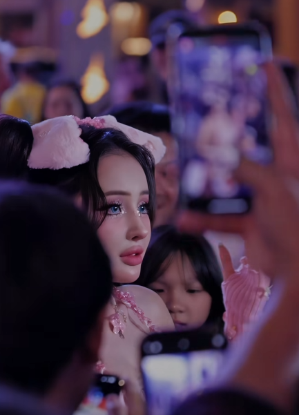 Ngân 98 biến thành búp bê xuống phố, khéo léo né fan nam sau những sự cố bị động chạm nhạy cảm- Ảnh 3. Ngân 98 biến thành búp bê xuống phố, khéo léo né fan nam sau những sự cố bị động chạm nhạy cảm- Ảnh 3.