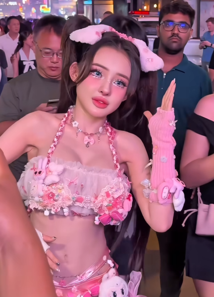 Ngân 98 biến thành búp bê xuống phố, khéo léo né fan nam sau những sự cố bị động chạm nhạy cảm- Ảnh 1. Ngân 98 biến thành búp bê xuống phố, khéo léo né fan nam sau những sự cố bị động chạm nhạy cảm- Ảnh 1.
