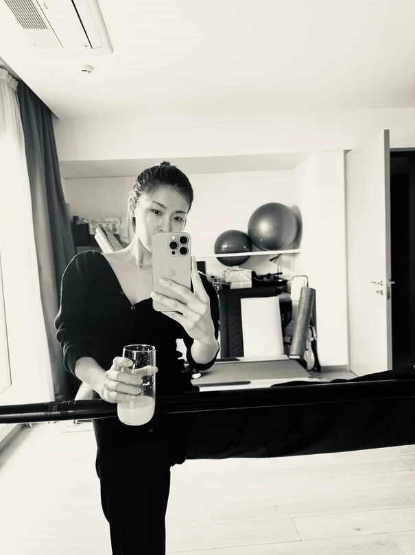 "Chị đẹp" Ha Ji Won U50 vẫn sở hữu body săn chắc, tiết lộ bí quyết giảm cân, duy trì vóc dáng suốt 20 năm- Ảnh 3. "Chị đẹp" Ha Ji Won U50 vẫn sở hữu body săn chắc, tiết lộ bí quyết giảm cân, duy trì vóc dáng suốt 20 năm- Ảnh 3.
