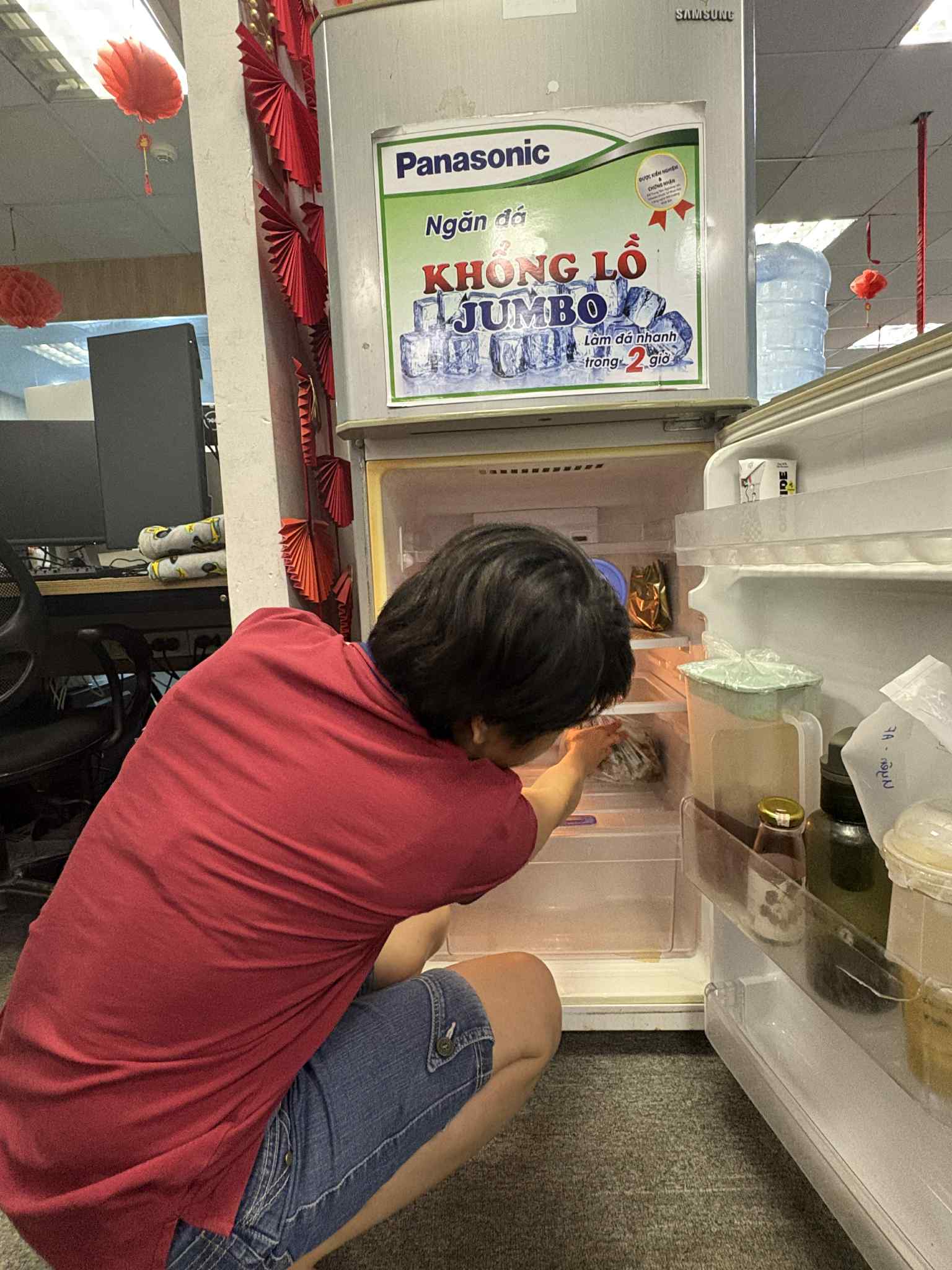 Tủ lạnh văn phòng thời bão giá: Cơm 'cặp lồng' thay cho cơm hàng và nỗi lo 'hộp cá kho không cánh mà bay'!- Ảnh 3.