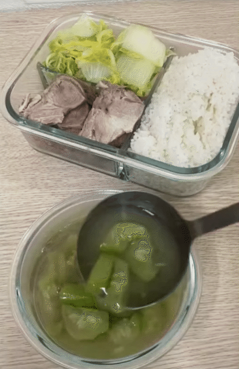 Tủ lạnh văn phòng thời bão giá: Cơm 'cặp lồng' thay cho cơm hàng và nỗi lo 'hộp cá kho không cánh mà bay'!- Ảnh 2.