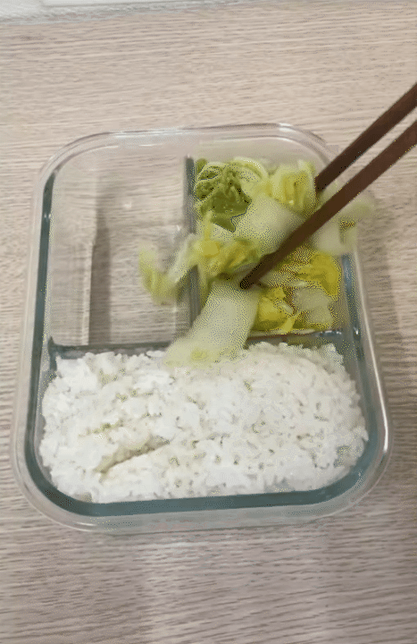 Tủ lạnh văn phòng thời bão giá: Cơm 'cặp lồng' thay cho cơm hàng và nỗi lo 'hộp cá kho không cánh mà bay'!- Ảnh 1.