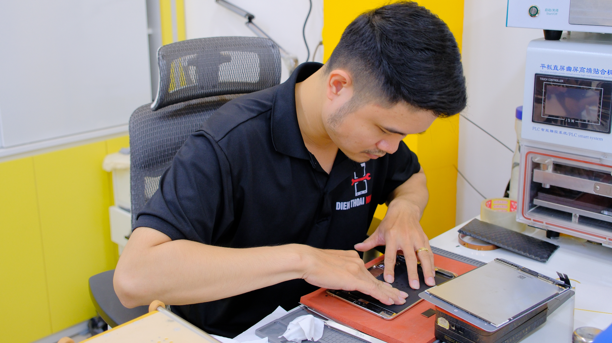 Đâu là địa chỉ thay màn hình iPhone lấy liền, bảo hành dài hạn tại TPHCM?- Ảnh 2.