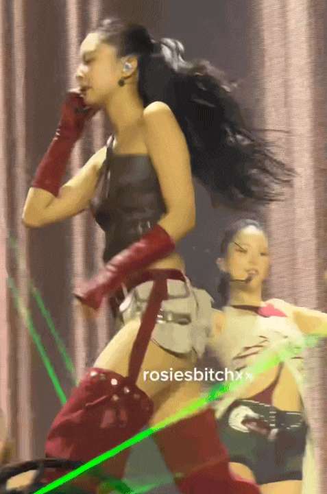 1,3 triệu lượt xem Jennie “im ỉm” rời sân khấu, netizen chê đi xem concert phí tiền- Ảnh 2. 1,3 triệu lượt xem Jennie “im ỉm” rời sân khấu, netizen chê đi xem concert phí tiền- Ảnh 2.