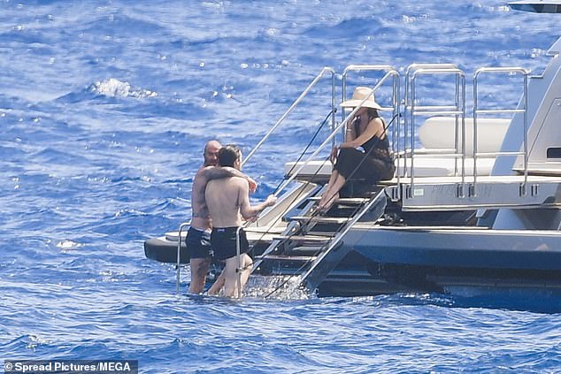 Paparazzi "tóm dính" Victoria diện đồ gợi cảm chào đón con út và bạn gái, Cruz học David Beckham khoe thân gây sốc!- Ảnh 4.
