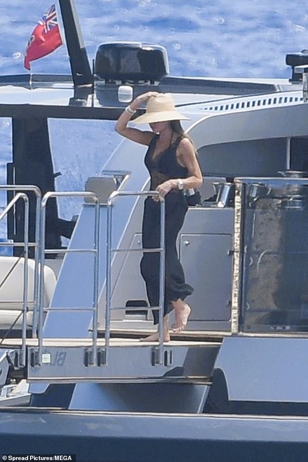Paparazzi "tóm dính" Victoria diện đồ gợi cảm chào đón con út và bạn gái, Cruz học David Beckham khoe thân gây sốc!- Ảnh 3.