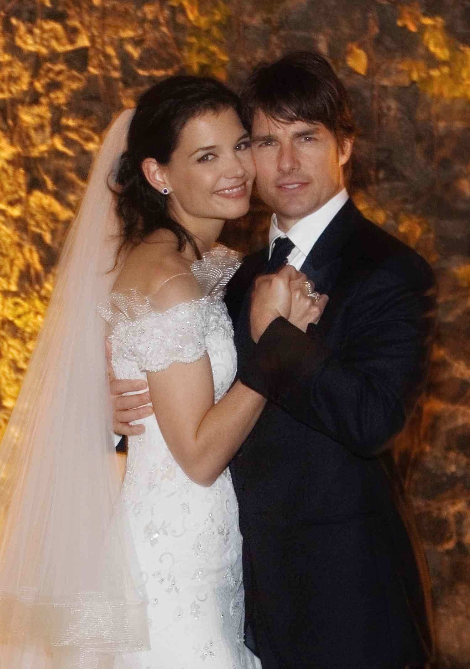 "Kẻ phản diện" Tom Cruise: 13 năm bỏ nghĩa vụ làm cha
với con gái Suri, đến nay mải mê tình trẻ kém 26 tuổi!- Ảnh 10. "Kẻ phản diện" Tom Cruise: 13 năm bỏ nghĩa vụ làm cha
với con gái Suri, đến nay mải mê tình trẻ kém 26 tuổi!- Ảnh 10.